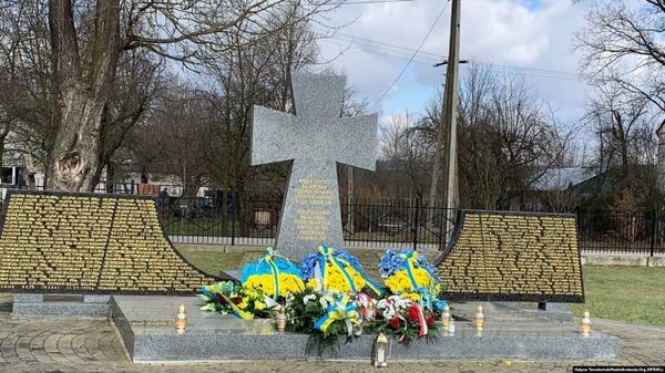 Меморіал із переліком прізвищ українців, замордованих у Павлокомі 1–3 березня 1945 року / RADIOSVOBODA.ORG