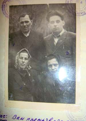 Фото, которое помогло карательным органам вычислить одну из последних боевых групп УПА. "Петр" стоит справа, Мария Пальчак сидит справа