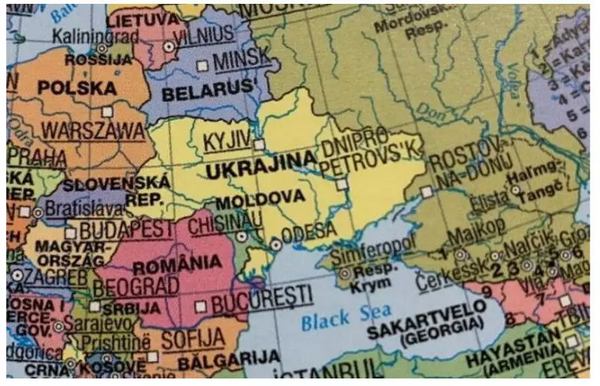Карта DuMont Reiseverlag (Німеччина), де Крим зображено частиною РФ © фото з дослідження Миколи Голубея