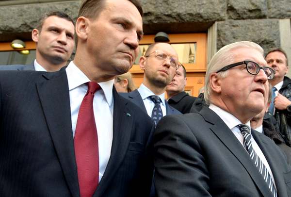 Министры иностранных дел Польши и Германии Радослав Сикорский (слева) и Франк-Вальтер Штайнмайер после встречи с украинской оппозицией в Киеве, 21 февраля 2014 года