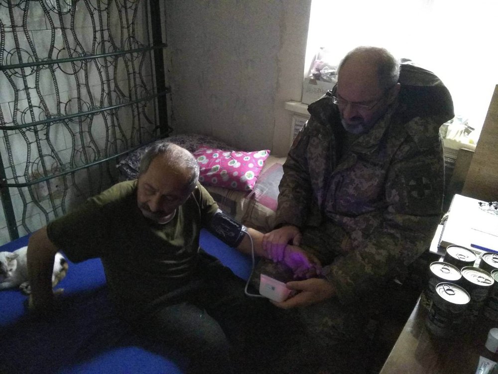 Доктор Кріс допомагає не лише українським військовим, а й мирним мешканцям у "сірій" зоні
