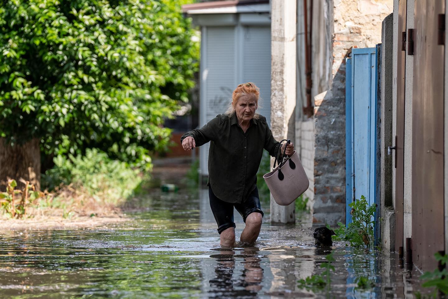 Місцева мешканка в затопленому районі після підриву Каховської ГЕС (AP Photo/Evgeniy Maloletka)