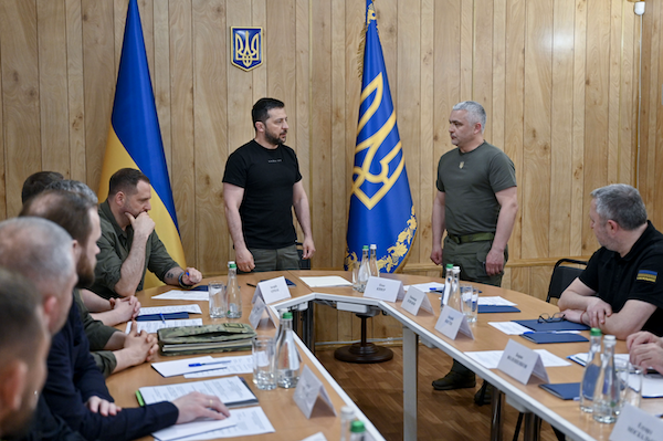 Prezydent Wołodymyr Zełenski przedstawia nowego szefa Obwodowej Administracji Wojskowej w Odessie Olega Kipera, listopad 2023 r.