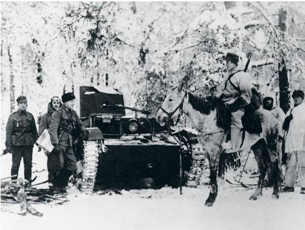 У захваченного советского танка. Финляндия, Восточный фронт, январь 1940 г. В первый месяц войны СССР потерял более 300 танков