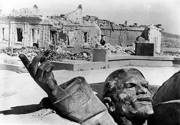 Разрушенный немцами памятник Ленину в Севастополе