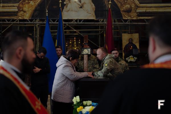 Рідні та близькі загиблого військовослужбовця Віктора Козакова на церемонії прощання у Гарнізонному храмі, Львів, Україна, 10 березня 2026 року. Анна Зубенко / Frontliner
