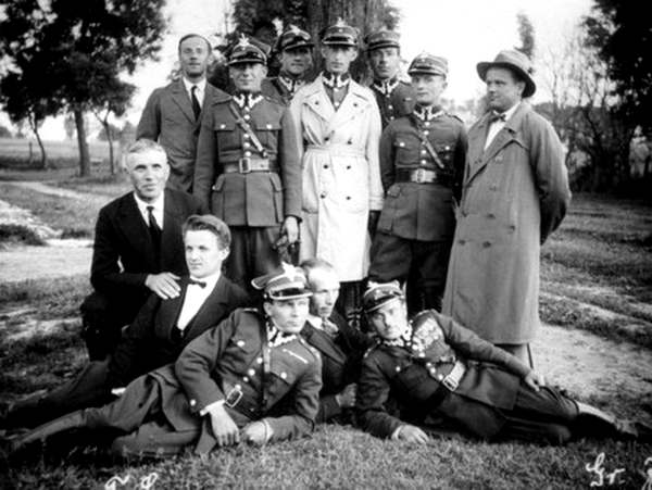 Станислав Свяневич с коллегами на военных сборах. Фото середины 1930-х годов  