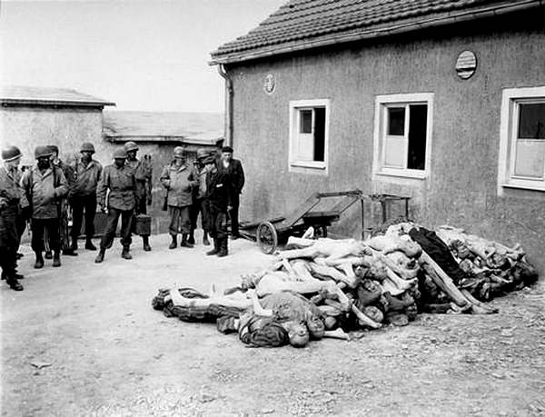 Американские военные около штабеля трупов узников Бухенвальда, весна 1945г: