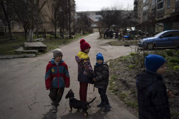 Українські діти щодня страждають від війни РФ © AP / Rodrigo Abd