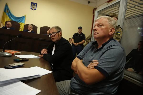Адвокати обвинуваченого Ігор Сулима (ліворуч) та Володимир Вороняк. Фото: Watchers