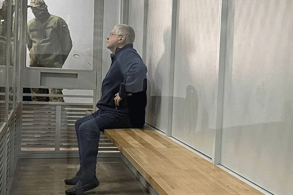 Ігор Коломойський під час судового засідання 10 листопада 2023 року. Йому оголошено підозру в шахрайстві та легалізації коштів, отриманих злочинним способом. Із вересня 2023 року він перебуває під вартою за рішенням суду. Фото: Суспільне