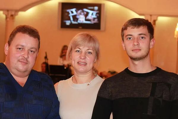 Віктор Логачов, з матір'ю Галиною та батьком Сергієм Логачовими Фото 2012 року з забороненої російської соцмережі, де має сторінку Галина Логачова