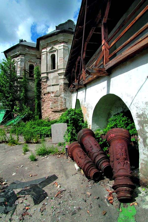 Онуфриевская башня стоит на краю днепровского склона. Она в аварийном состоянии. Говорят, за деньги для укрепления склонов строят гостиницы