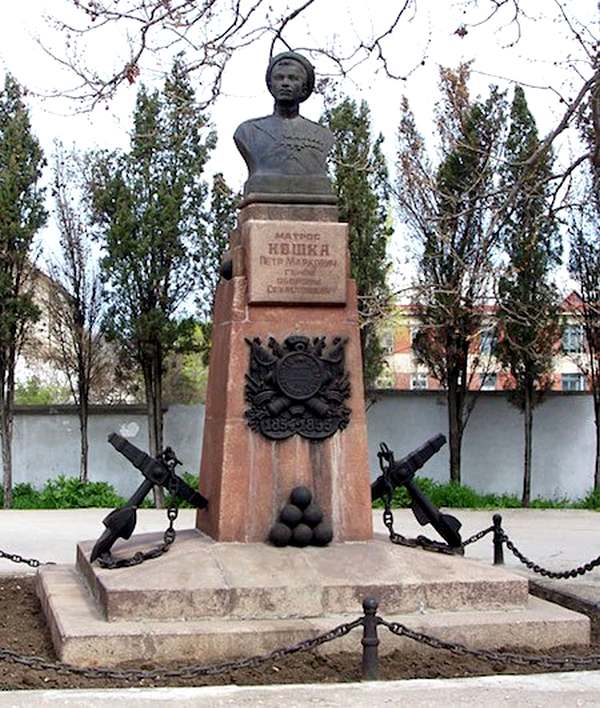 Памятник матросу Петру Кошке в Севастополе