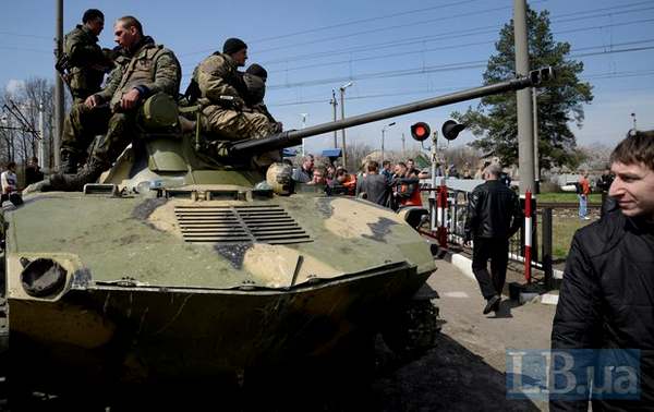 В Краматорске местные жители заблокировали украинскую военную технику