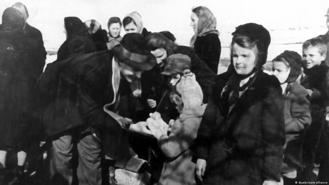 Після Другої світової війни: переміщені особи з Польщі прибувають до НімеччиниФото: dpa/picture alliance