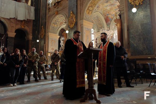 Священники Тарас Михальчук та Роман Ментух під час богослужіння, Львів, Україна, 10 березня 2026 року. Анна Зубенко / Frontliner