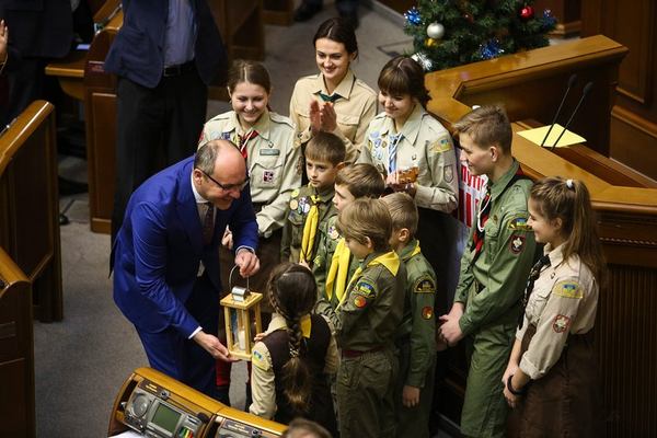 Спікер українського парламенту Андрій Парубій приймає Вифлеємський вогонь миру від членів Пласту у Верховній Раді України, Київ, 19 грудня 2018 року. Getty Images/NurPhoto/Sergii Kharchenko