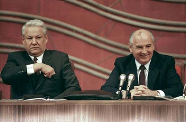 Ельцин и Горбачев в 1990-м — первый представляет РСФСР, второй СССР. Остаться должен только один
