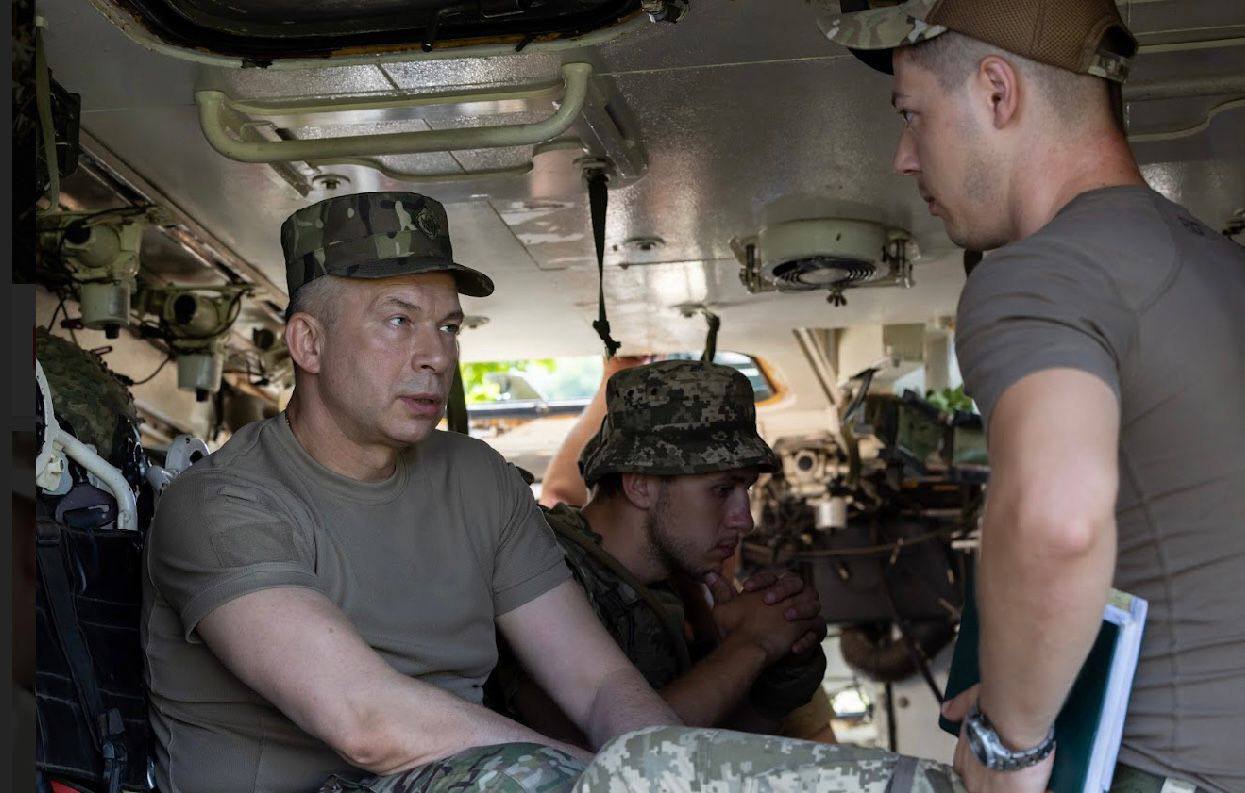 Photo : tg-kanal Syrskyi / Le chef d&#39;état-major Oleksandr Syrskyi communique avec des militaires des forces armées ukrainiennes lors d&#39;une visite dans la direction orientale du front, le 19 juillet 2024.