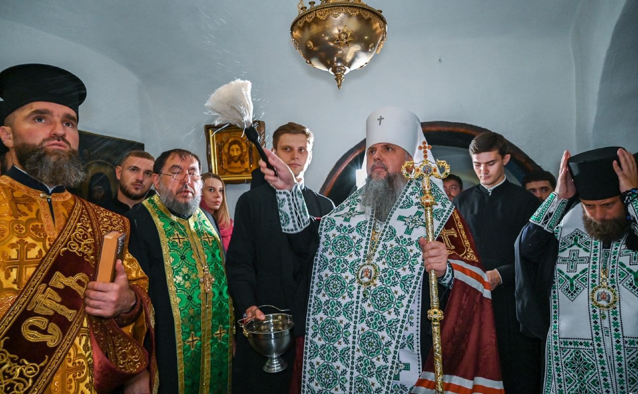 Митрополит Епіфаній провів перше богослужіння в печерах Києво-Печерської лаври — церкві Преподобного Феодосія Печерського. 23 липня 2025 року