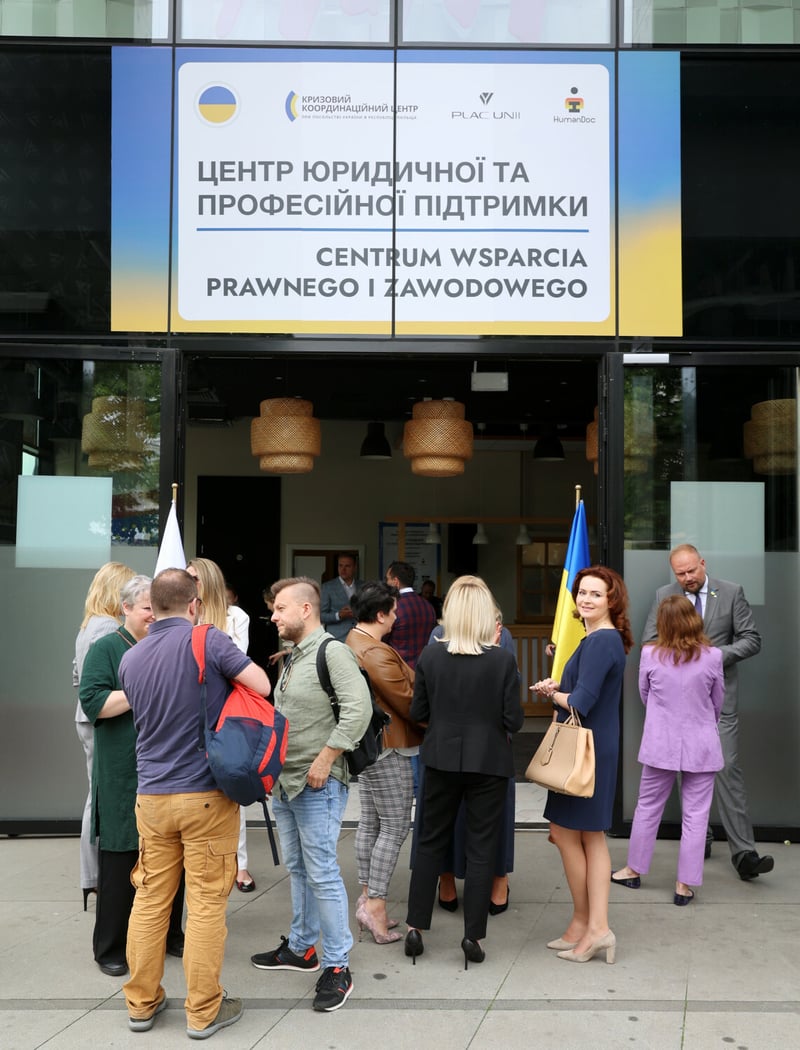 Українці й поляки перед новим центром професійної підтримки, Варшава, 2022. Фото: Piotr Molecki/East News