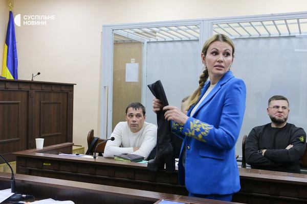 На засіданні Скороход просила суд скасувати заставу й наполягала, щоб із неї зняли електронний браслет. Вона скаржилася, що не може носити зимове взуття й показала чобіт, який не може взути. Суспільне Новини/Олексій Арунян