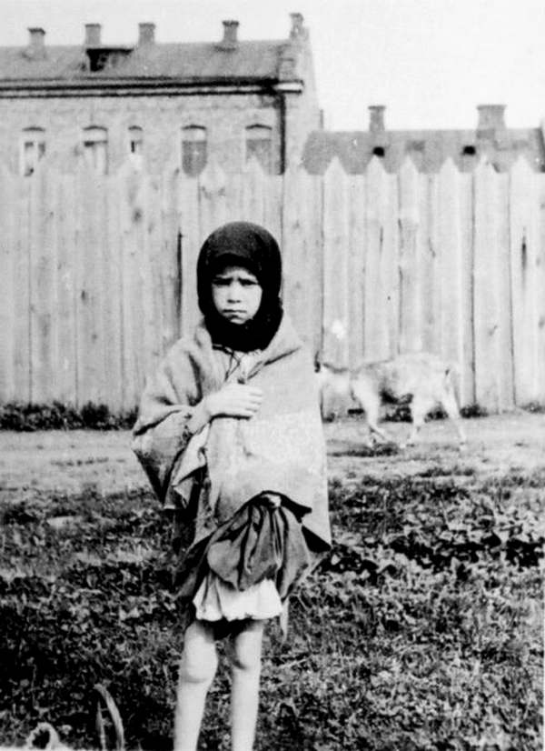 Девочка — жертва голода. Харьков, 1933 год