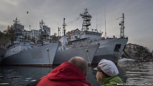 Бывшие украинские военные корабли с закрашенными названиями в бухте Севастополя