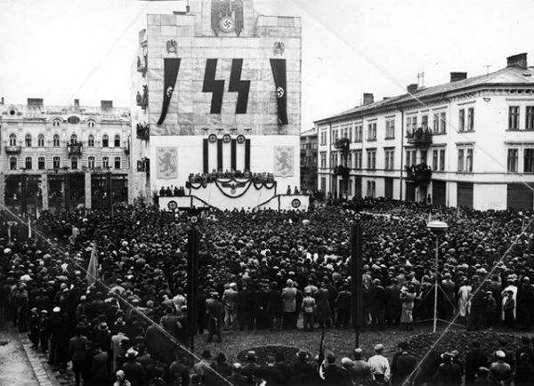 Народное вече в Станиславе (Ивано-Франковск). Идет набор в дивизию СС «Галичина»