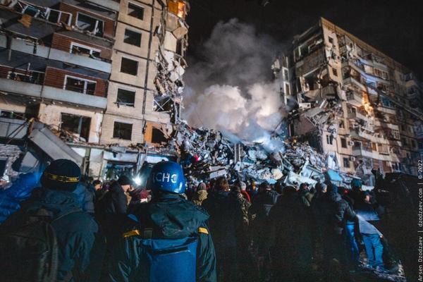 14 січня. Розбір завалів зруйнованого росіянами будинку. Фото: Арсен Дзодзаєв / Hromadske