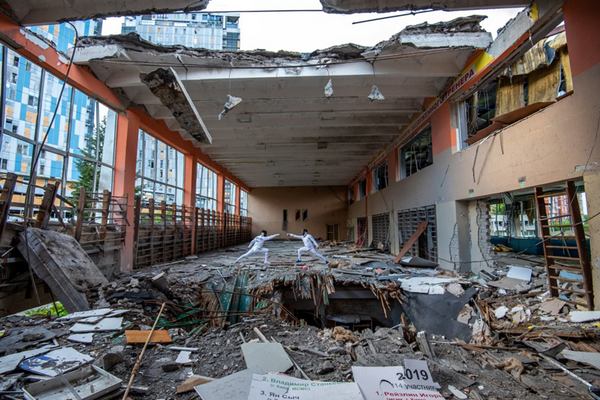 Фехтувальники у повністю зруйнованій залі Уніфехт. Фото: Микола Синельников.