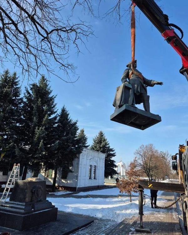Пам'ятник Петру I в Полтаві прибрали лише в 2025 році, на третю річницю повномасштабного вторгнення росіян та на десятий рік війни / Фото: Полтавська міська рада