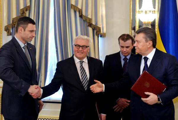 Виталий Кличко, Франк-Вальтер Штайнмайер и Виктор Янукович после подписания соглашения о конституционной реформе, 21 февраля 2014 года