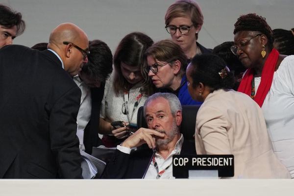 Президент COP30 Андре Корреа до Лаго сидить в оточенні представників ООН, 22 листопада 2025 &copy; Andre Penner / AP