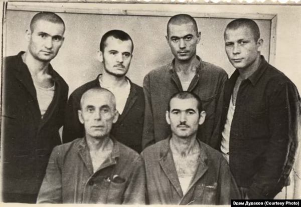 Рідван Гафаров (сидить зліва) з групою політв'язнів-кримських татар, серед яких Мустафа Джемілєв (2-й зліва в 2-му ряду). Узбекистан, вересень 1967 року