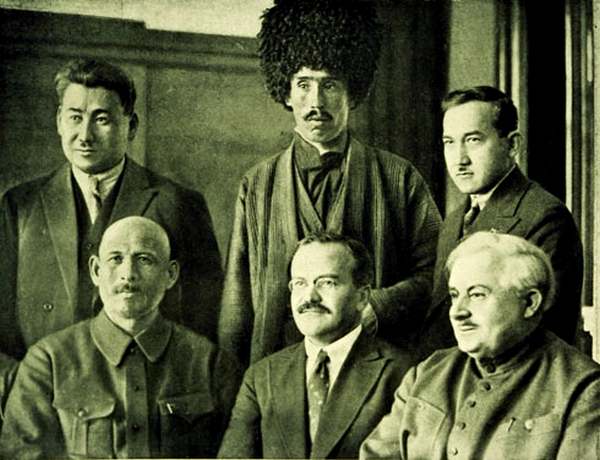Стоят, слева направо: Ортакулар Блан Бирликда, Заларидан Авезов, Файзулла Ходжаев