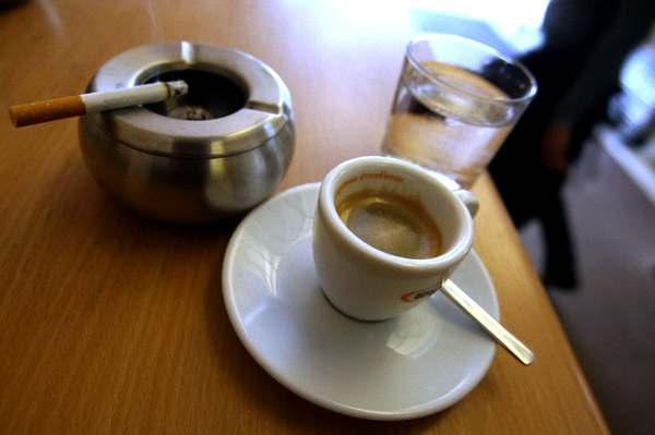 Сигарета и кофе как первичный подкрепляющий стимул (фото Karl-Josef Hildenbrand).
