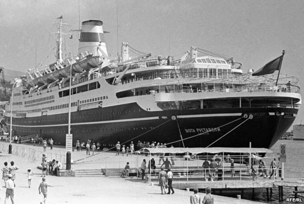 Советский теплоход "Шота Руставели" в порту Ялты. 1969 год