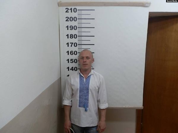 Активіст у вишиванці, затриманий поліцейським в Армянську. Крим, 21 травня 2015 року