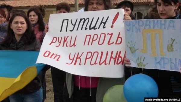 Жінки на акції за мир у Криму та Україні. Сімферополь, 6 березня 2014 року