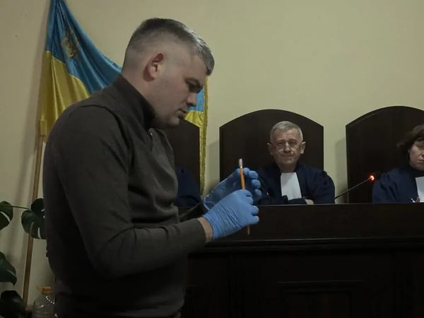 Прокурор Дмитро Петльований показує гільзу. Фото: Яни Ільків для Watchers