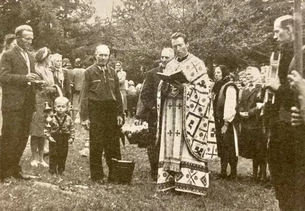 Великдень у Космачі, чин освячення проводить отець Василь Романюк, 1969 рік / Фото: kosiv.org.ua