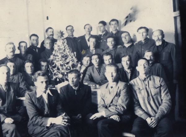 Різдво в Спаському ГУЛАГу. Зліва біля ялинки &mdash; Бігун Михайло, 1956 рік / Фото: надав автор