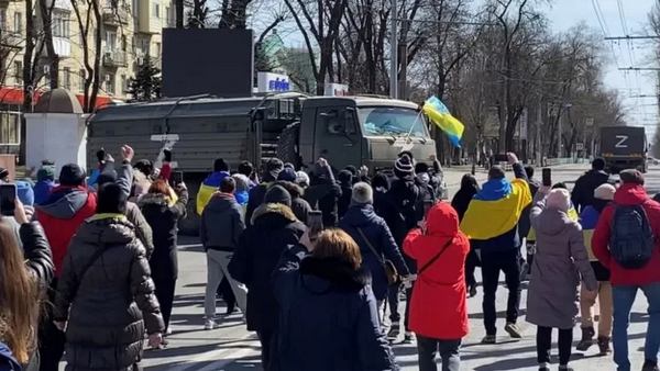 REUTERS Подпись к фото, Местные жители рассказывают, что российские военные не ожидали проукраинских митингов в Херсоне