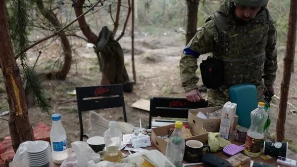 Так выглядит покинутая стоянка российских войск в лесу у шоссе. Сообщается, что, прежде чем уничтожить заправочные станции, российские солдаты разграбили расположенные там магазины