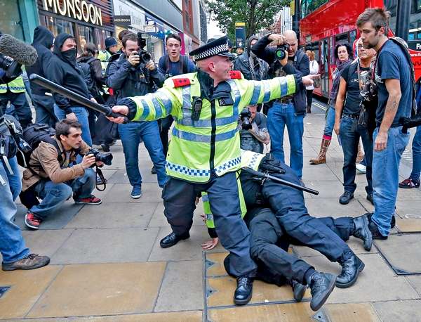 Лондонская полиция часто несильно церемонится с демонстрантами