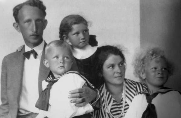 Большая семья профессора Свяневича. На коленях — сын Юрек, рядом дочь Марилька, жена Олимпия и сын Витек. Вильно, 1935 год.