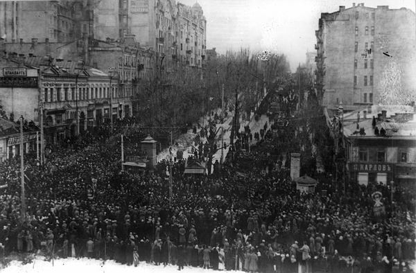 Демонстрація на розі вулиці Хрещатик та Бібіковського (нині — Шевченка) бульвару в Києві, березень 1917 року / Український інститут національної пам'яті