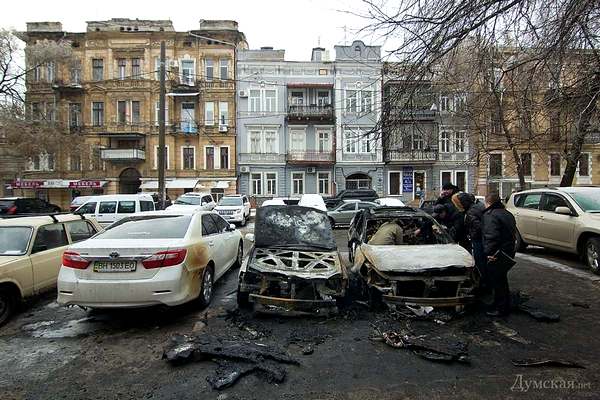 23 января 2014 года на базарной улице в Одессе неизвестные сожгли четыре автомобиля, среди которых был и автомобиль лидера фракции «Фронта змін» в горсовете Александра Остапенко